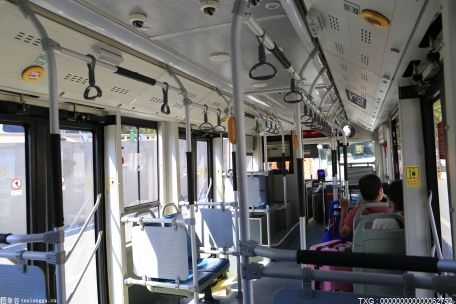 北京公交电车大升级！实现自动搭线 司机不再下车“接辫子”